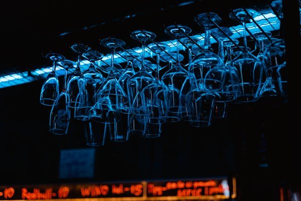 Porte verre suspendu : alliez praticité et élégance pour votre cave