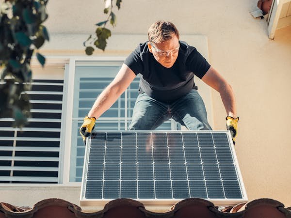 Installateur de panneaux solaires avec batteries : votre énergie autonome